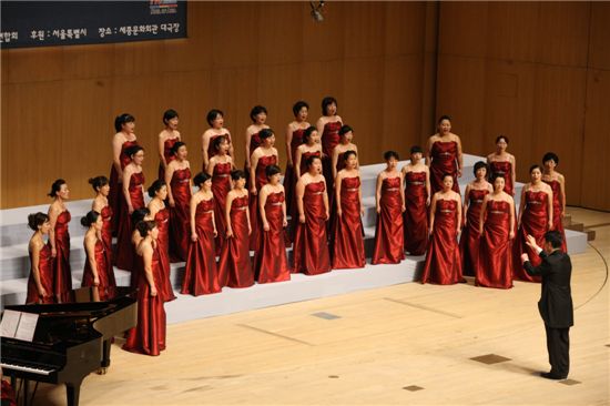 지난 10월 서울시 여성합창경연대회 공연 모습.
