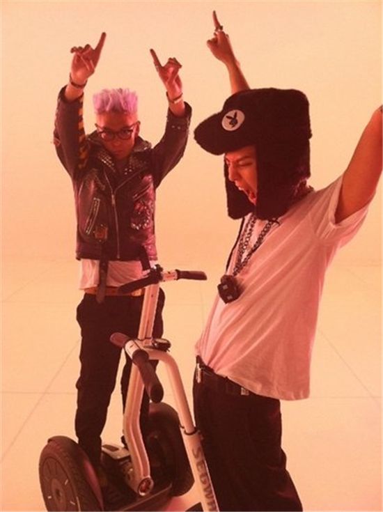 지드래곤-탑, 강렬 카리스마··MV 촬영 현장 사진 공개