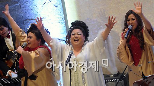 [포토]윤희정, 신나는 송년파티