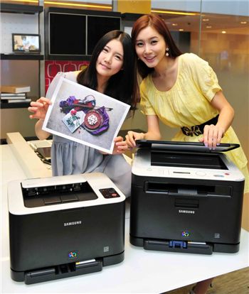 삼성전자 홍보도우미가 '원터치 컬러 레이저' 시리즈를 소개하고 있다.