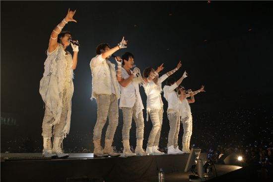 Choshinsung during the concert "Choshinsung Show 2010" in Japan on December 21. [Maru Entertainment]