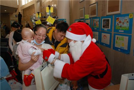 종근당 임직원들이 20일 서울대병원에서 난치병 어린이에게 문구용품 선물을 전달하고 있다.