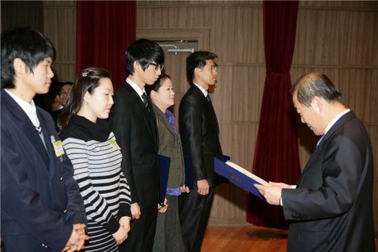 "자원봉사자 당신들이 있어 따뜻했습니다" 