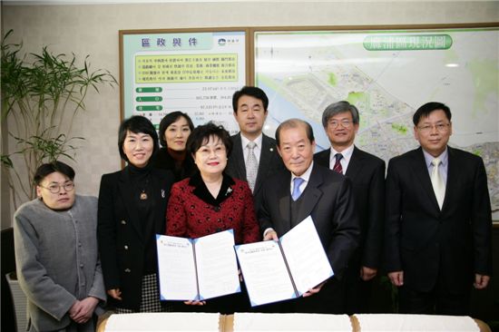 박홍섭 마포구청장과 이희자 염리초등학교장 등이 참석한 가운데 협약이 맺어졌다. 
