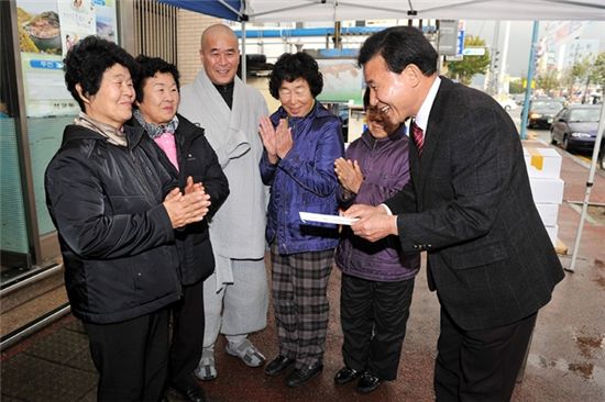 대전시 중구 석교동의 할머니 4분이 폐지를 팔아 모은 돈 100만원을 박용갑 중구청장에게 성금으로 전달했다.