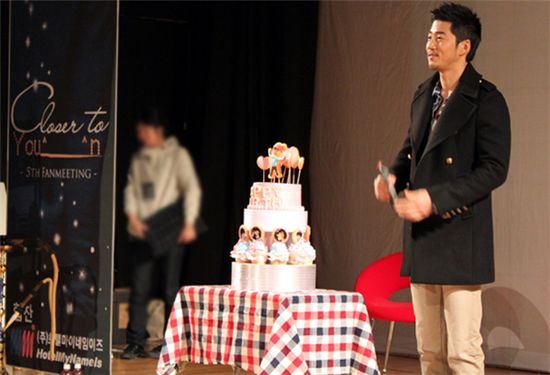 Korean singer and actor Yoon Kye-sang at his birthday party fan meeting on December 21. [MyNameIs Entertainment]