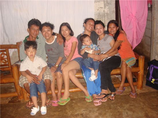  제주항공 필리핀 다문화가족 고향 보내주기 프로그램 1기로 선정돼 지난달 25일 필리핀 세부 친정집을 찾은 미셀비포멘테라 씨가 가족들과 기념촬영을 한 모습.