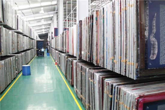 디자인이 새겨진 실크스크린 판넬이 도서관 책처럼 진열돼있다.