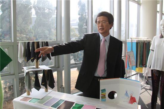 김숙래 한국섬유소재연구소 소장이 기술개발 소재로 제작된 의류 샘플에 대해 설명하고 있다