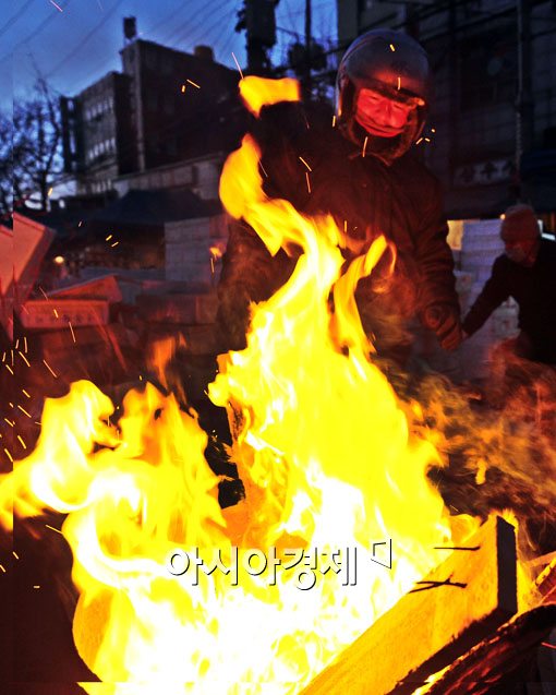 [포토] "아이 추워라".. 모닥불 쬐는 상인들