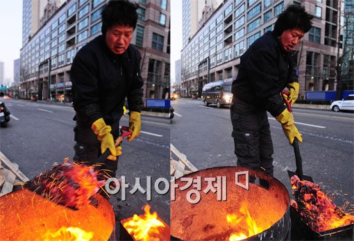 [포토] '불씨 나눠주는 따뜻한 마음~'