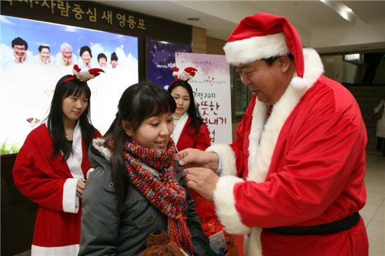 조길형 영등포구청장이 산타복장을 하고 따뜻한 겨울 보내기 사업에 동참해줄 것을 당부하는 캠페인을 펼쳤다.