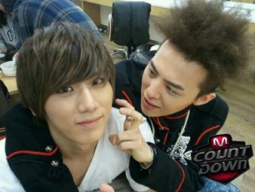 BEAST member Hyun-seung (left) and Big Bang member G-Dragon (right) [M! CountDown's official Twitter site]