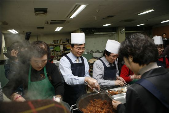 김우영 은평구청장이 배식 봉사를 하고 있다.