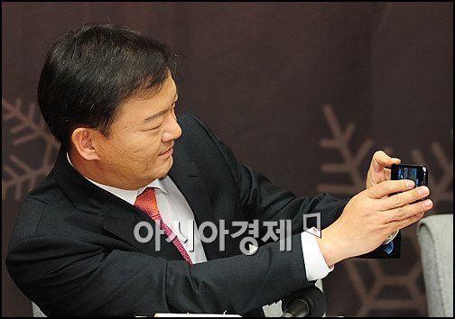 [포토]민경욱 앵커 '카메라 기자 뺨치죠?'