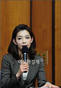 '황수경 아나운서 파경설' 퍼뜨린 일간지 기자 영장 