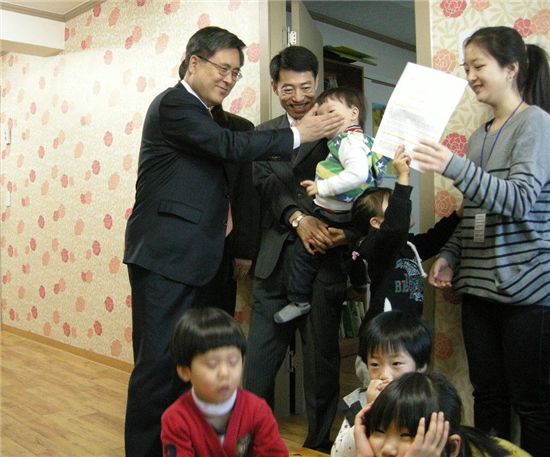 [포토]아동복지시설 방문한 진동수 금융위원장