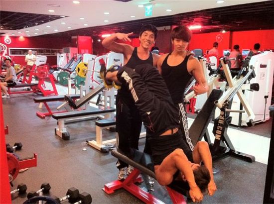 2AM Changmin works out with Seulong and 2PM Chansung 