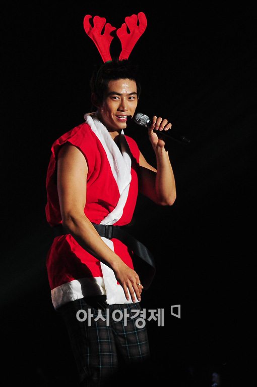 CEO 변신한 2PM 옥택연, 크리스마스 개인 공연 펼친다