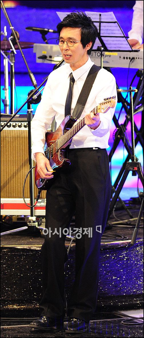 [포토]김국진 '진짜 기타리스트보다 낫죠?'