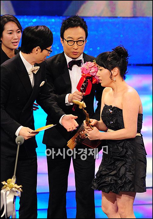 [포토]유재석-박명수 '김영희, 신인상 축하해'