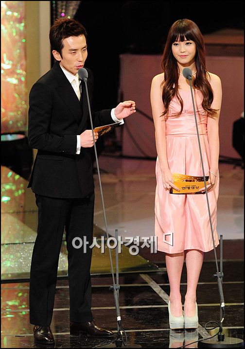 [포토]'유희열! 아이유로부터 떨어져!'