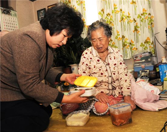 중구청 조은영씨의 남다른 어르신 사랑 화제 