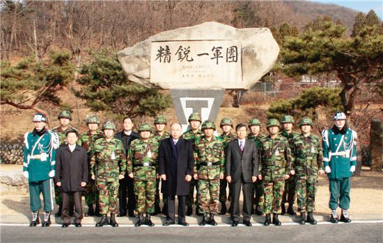 [포토뉴스]예탁결제원, 육군 1군단 방문해 격려금 전달 