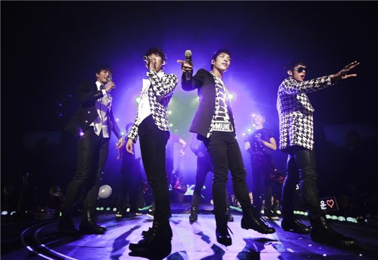 Korean ballad group 2AM performs the final show of their solo concert "Saint o'clock" on December 26. [Big Hit Entertainment]