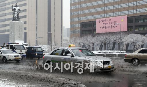 [포토]눈녹은 물에도 잠겨버린 광화믄