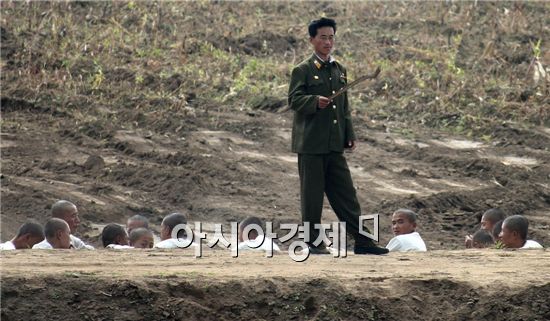 북한 전방부대 얼룩무늬군복 착용 왜