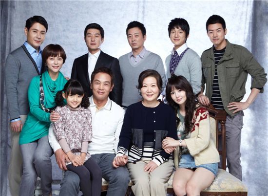 Family photo of cast of "Life is Beautiful" [SBS]