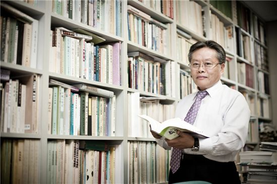 '초등교과 속뜻학습 국어사전'을 펴낸 정관진 성균관대학교 중어중문학과 교수