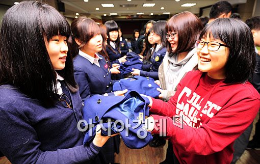 [포토] 교복 물려주고 떠나는 선배들~