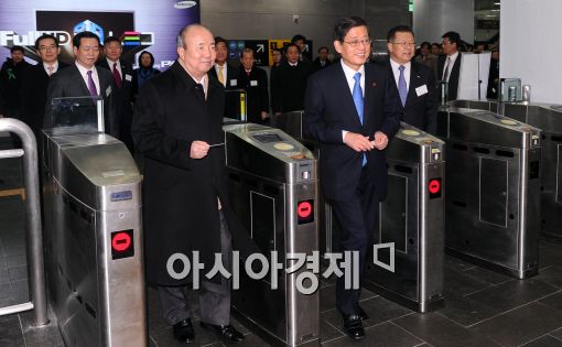 [포토]개통식장으로 향하는 김황식 총리