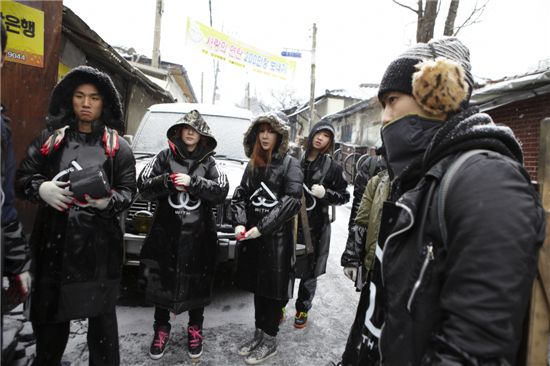 Singers and employees from YG Family take part in coal briquette delivery campaign [YG Entertainment]