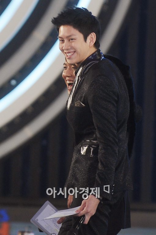 [포토]김희철 '용화야, 잘했어'