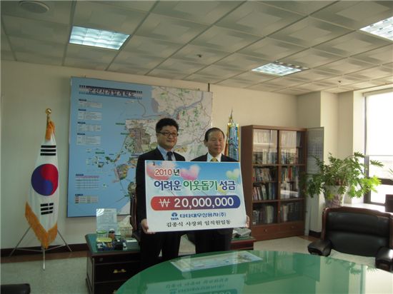 김성국 타타대우상용차 HR 본부장(사진 좌측)이 문동신 군산시장에게 2000만원의 성금을 전달하고 있다.