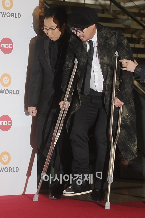 [포토]'목발투혼' 길, 박명수 부축 받으며