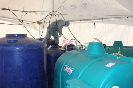 구제역 생긴 마을은 출입이 막히고...