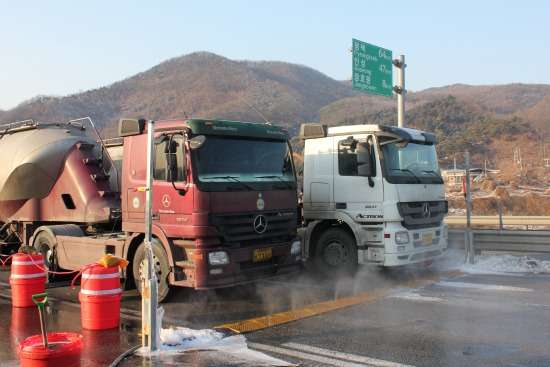 구제역 생긴 마을은 출입이 막히고...