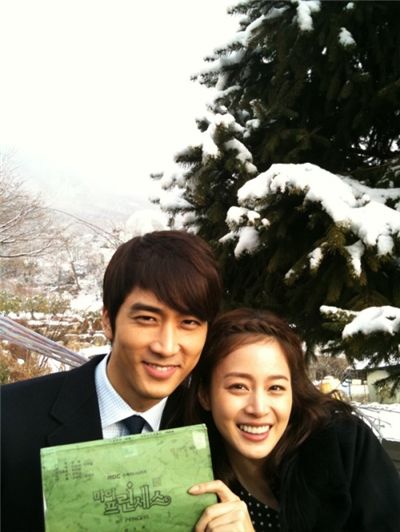 Song Seung-hun (left) and Kim Tae-hee (right) [Song Seung-hun's official me2day website]