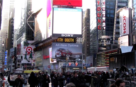 K5 미국 출시를 앞둔 기아차가 사전마케팅 일환으로 뉴욕 타임스퀘어에 K5 광고를 시작했다. 