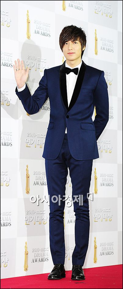 [PHOTO] Lee Min-ho, Kim Hyun-joong arrive at MBC Acting Awards