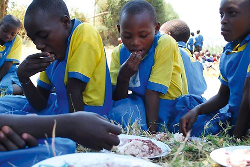 '테이블 포 투(TFT)'는 선진국 사람들이 점심 시간에 기존 식단보다 칼로리가 10~20% 낮은 TFT 식단을 골라 값을 지불하면 그 가운데 250원 가량을 아프리카 등 개발도상국 어린이들의 영양실조 해결에 사용한다.