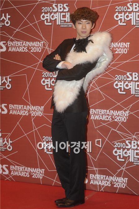 [PHOTO] Jo Kwon arrives at SBS Entertainment Awards 2010