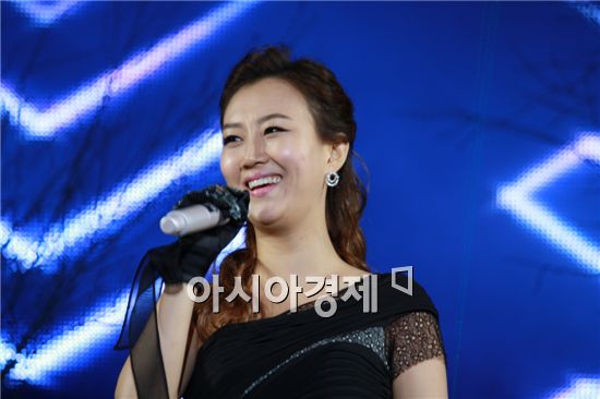 [포토]장윤정 '신묘년 새해에는 웃음만 한가득~'