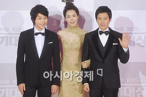 [포토]포즈 취하는 송중기-이다해-최수종