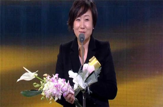 [KBS연기대상] 강은경, 작가상 수상