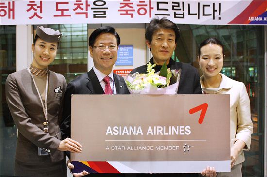 아시아나, 신묘년 첫 입국승객 환영행사 열어